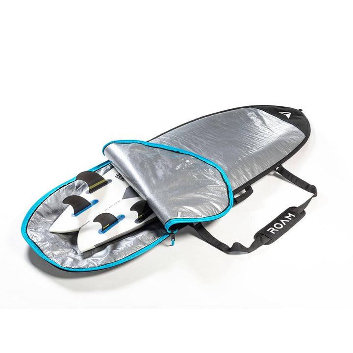 Eine grau-schwarze ROAM Boardbag Surfboard Daylight Hybrid Fish mit blauer Verzierung wird geöffnet und zeigt zwei weiße Surfbretter mit schwarzen Flossen im Inneren. Die Tasche mit der Marke Roam hat einen schwarzen Schultergurt mit dem Markennamen in weißen Buchstaben.