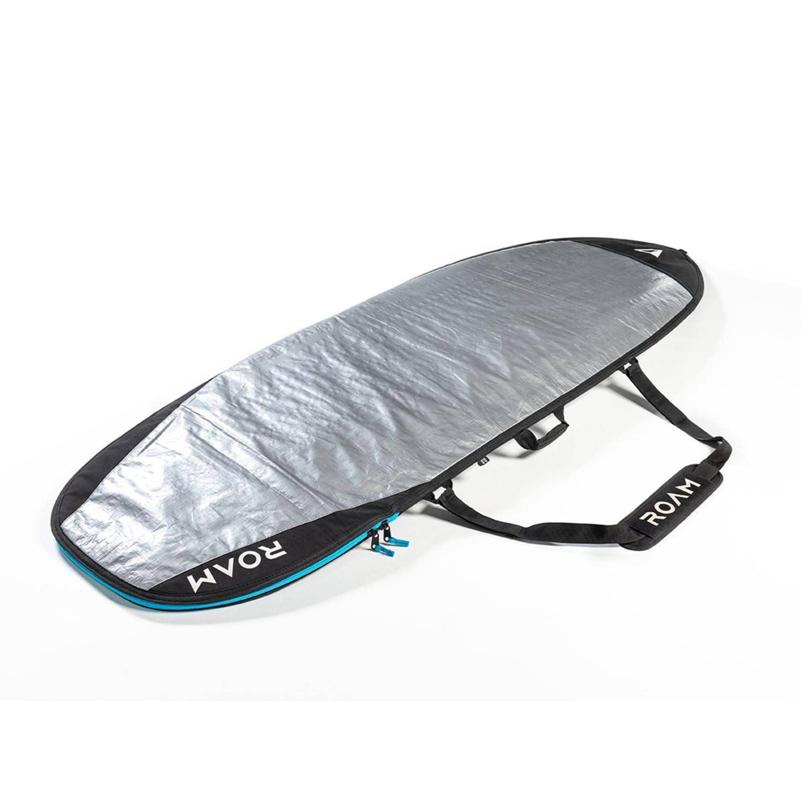 Die Roam Boardbag Surfboard Daylight Hybrid Fish ist eine silber-schwarze Boardbag mit Reißverschluss, schwarzer Zierleiste, Griffen und ROAM-Logos auf dem Seitenriemen und am Ende. Sie ist zum Schutz konzipiert und liegt flach auf einer weißen Oberfläche.