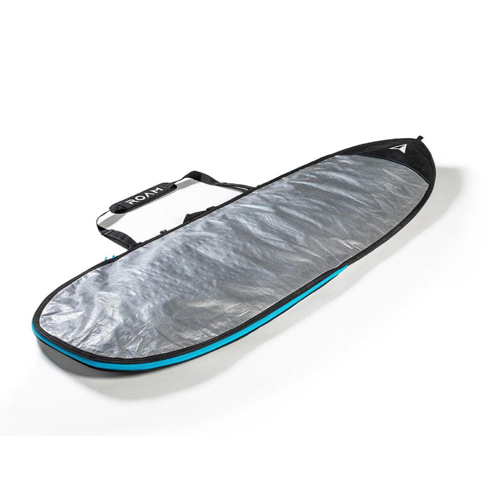 Die ROAM Boardbag Surfboard Daylight Hybrid Fish von Roam zeichnet sich durch silbernes und schwarzes gepolstertes Material, blaue Verzierungen, zwei Tragegriffe und einen schwarzen ROAM-Schultergurt aus, der für Fischsurfbretter entworfen wurde und auf weißem Hintergrund abgebildet ist.