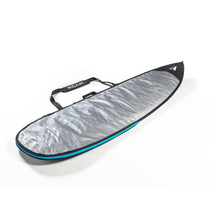 Eine silberne ROAM Boardbag Surfboard Daylight Shortboard von Roam, mit schwarzem Rand und Griff, liegt auf einer weißen Fläche. Diese gepolsterte Tasche hat einen Reißverschluss, ein spitzes Ende und passt auf ein Surfboard in Shortboard-Form.