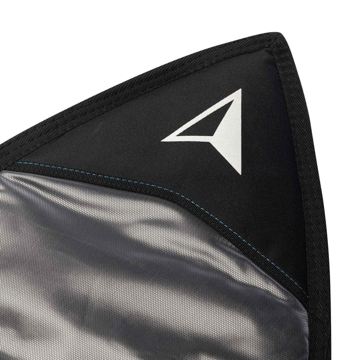 Nahaufnahme der Roam ROAM Boardbag Surfboard Tech Bag Fish - PLUS in Schwarz, mit Mesh-Teil, weißem geometrischen Logo und 10mm Gepolstert für strapazierfähigen Schutz.