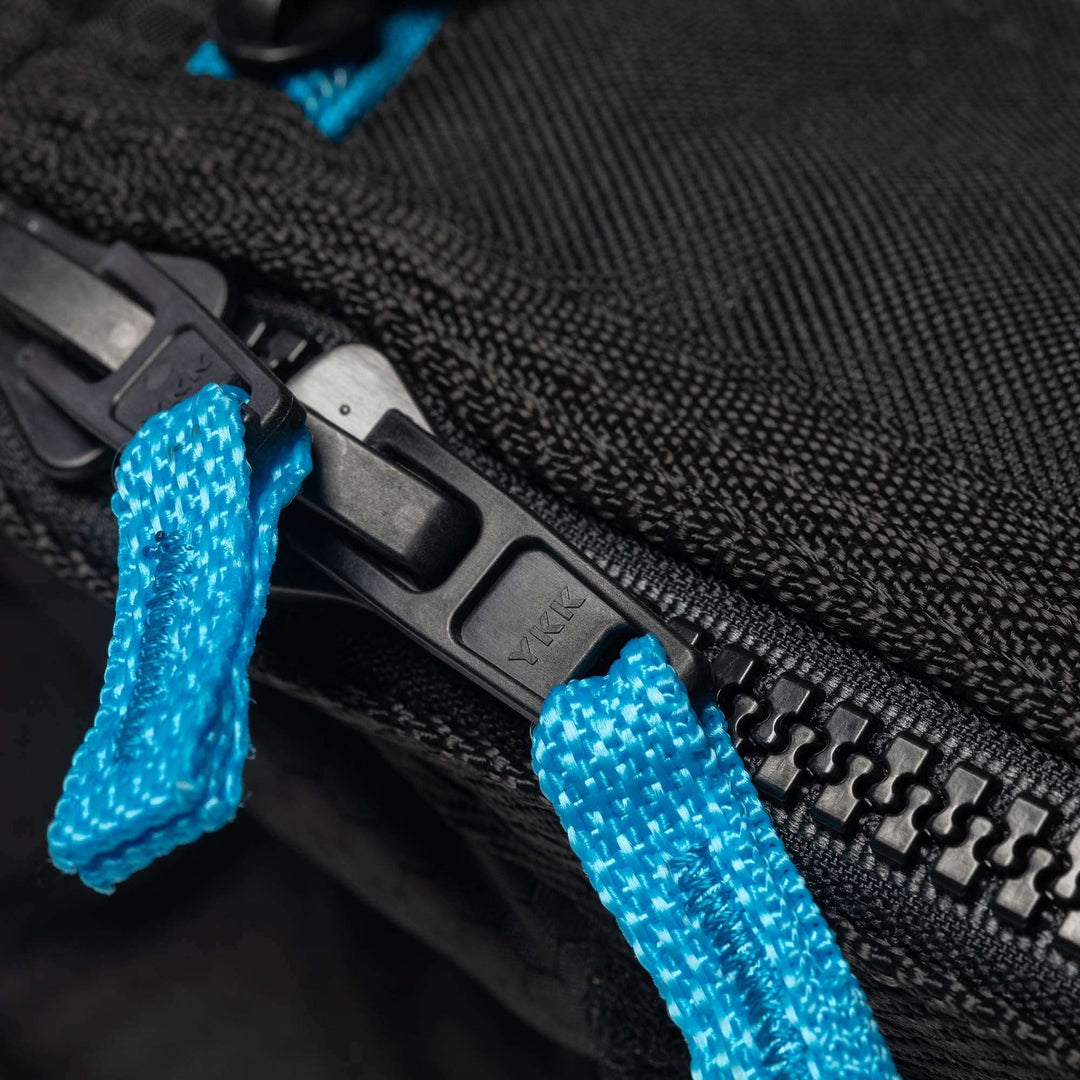 Nahaufnahme eines robusten schwarzen YKK-Reißverschlusses an der Roam ROAM Boardbag Surfboard Tech Bag Fish - PLUS, mit leuchtend blauen gewebten Zuglaschen - ideal für 10mm gepolstertes Boardbags.