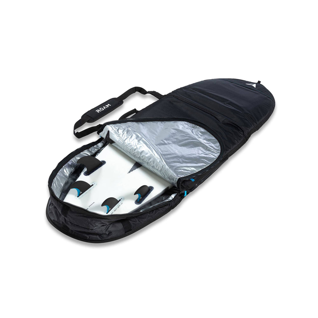 Eine ROAM Boardbag Surfboard Tech Bag Fish - PLUS von Roam in schwarz (10mm gepolstert), mit aufgeschnittenem Reißverschluss, um das strapazierfähige, reflektierende Innenleben zu zeigen, mit einem Multi-Flossen-Surfbrett teilweise im Inneren und einem Schultergurt sichtbar.