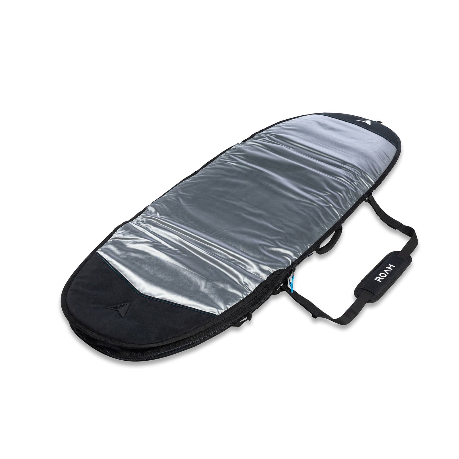 Die Roam ROAM Boardbag Surfboard Tech Bag Fish - PLUS ist in Schwarz und Silber auf weißem Hintergrund abgebildet, mit 10mm gepolstertem Schutz, reflektierender silberner Seite, Schultergurt, Griff und sicherem Reißverschluss.