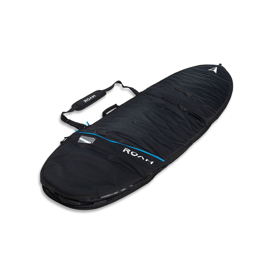 Die ROAM Boardbag Surfboard Tech Bag Fish - PLUS von Roam ist eine schwarze Boardbag mit blauen Akzenten, 10mm Polsterung, Schultergurt, Reißverschlussfächern und Branding an der Seite. Entworfen für ein einzelnes Surfboard.