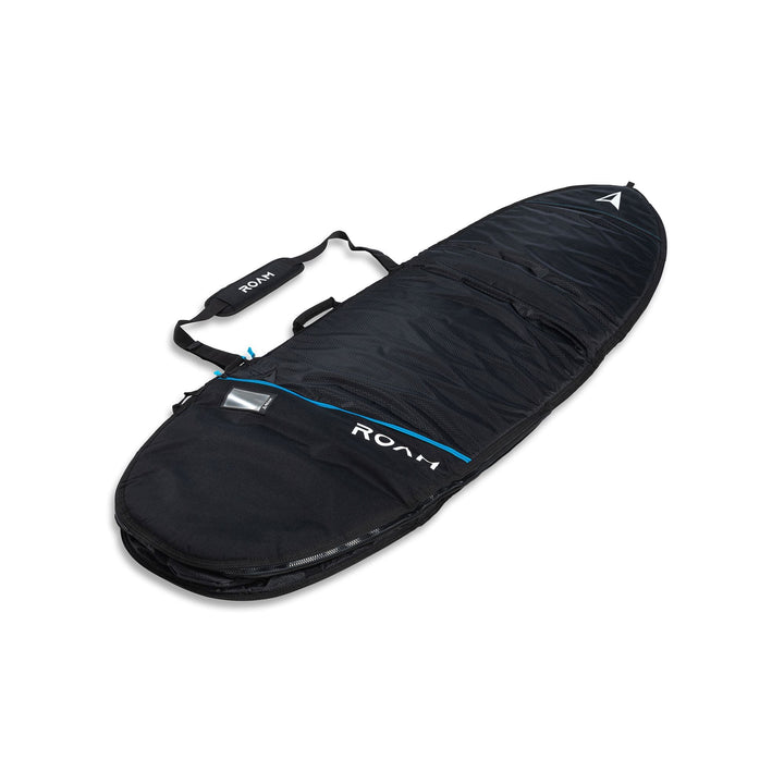 Die ROAM Boardbag Surfboard Tech Bag Fish - PLUS von Roam ist eine schwarze Boardbag mit blauen Akzenten, 10mm Polsterung, Schultergurt, Reißverschlussfächern und Branding an der Seite. Entworfen für ein einzelnes Surfboard.