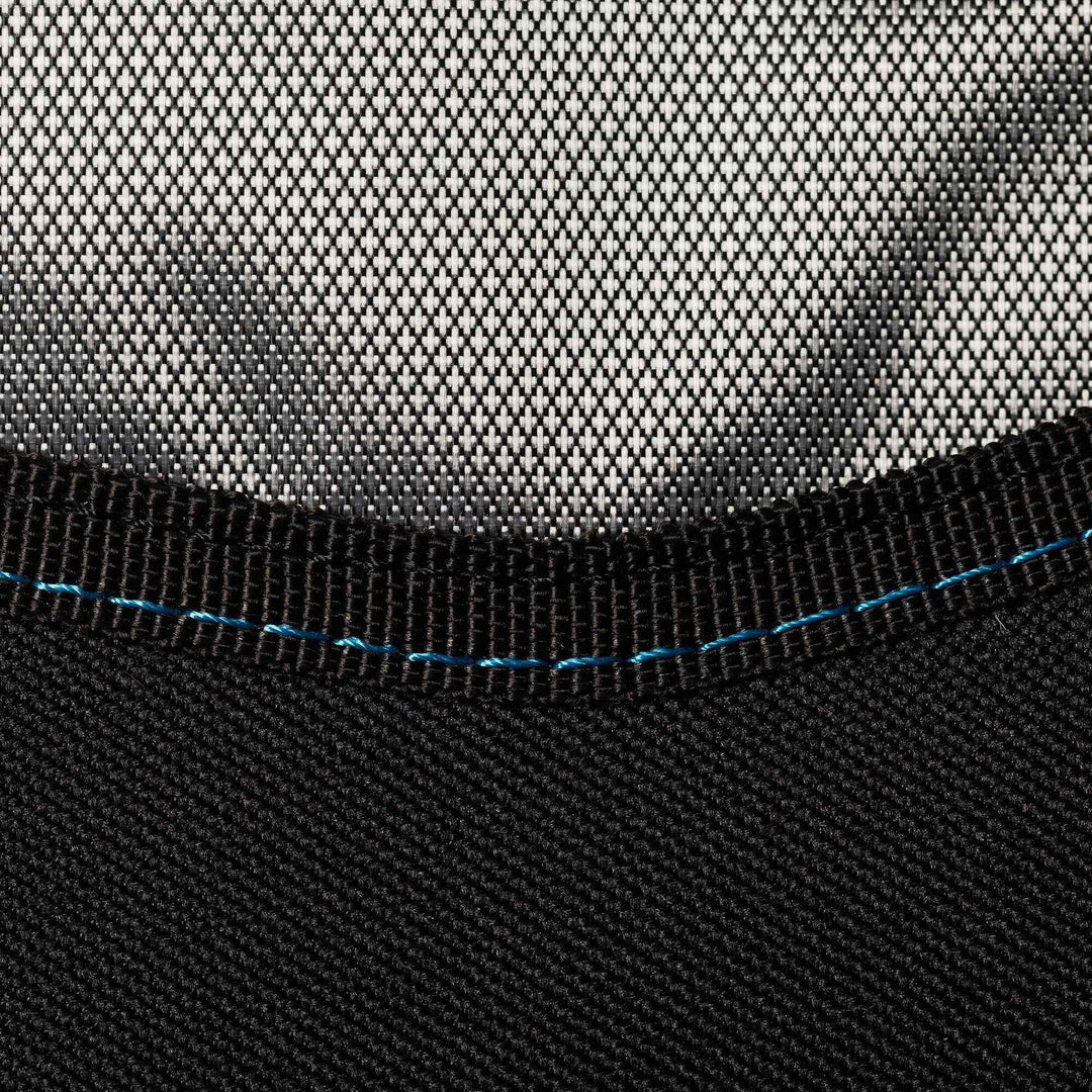 Nahaufnahme des schwarzen 420D Heavy Duty Gewebes mit blauen Nähten und weißem Mesh, das die detaillierte 10mm Polsterung der Premium Roam ROAM Boardbag Surfboard Tech Bag Short - PLUS hervorhebt.