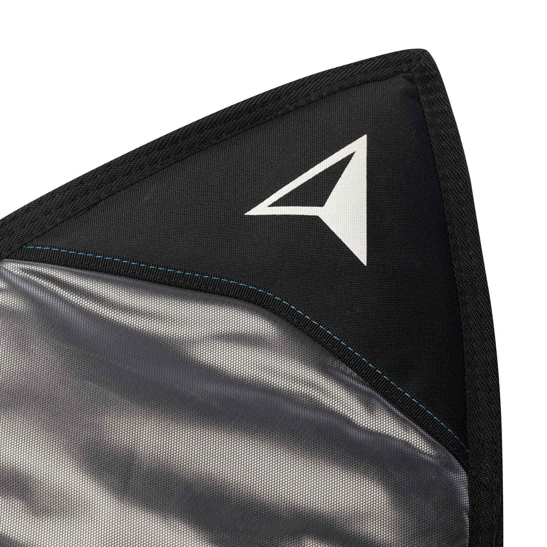 Eine Nahaufnahme der Roam ROAM Boardbag Surfboard Tech Bag Short - PLUS zeigt das schwarze Mesh-Gewebe, das weiße geometrische Logo am Rand, das strapazierfähige 420D-Material mit schwarzer Naht und die sichtbaren Nähte.