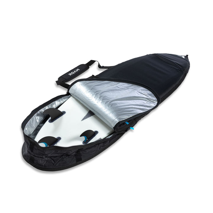 Ein Surfbrett, das sich teilweise in einer offenen ROAM Boardbag Surfboard Tech Bag Short - PLUS mit strapazierfähigem 420D-Gewebe, 10 mm Polsterung, silbernem Futter, blauem Reißverschluss und einem Schultergurt mit der Aufschrift Roam befindet.