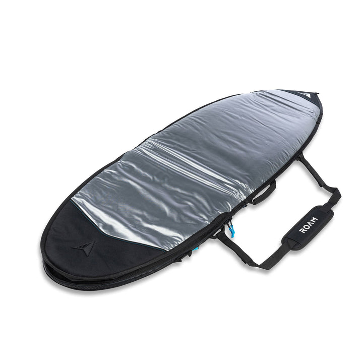 Die ROAM Boardbag Surfboard Tech Bag Short - PLUS von Roam verfügt über eine 10 mm dicke Polsterung, eine silberne, reflektierende Oberfläche, schwarze Kanten, eine strapazierfähige 420D-Konstruktion, einen Reißverschluss, Tragegriffe und einen abnehmbaren Schultergurt.