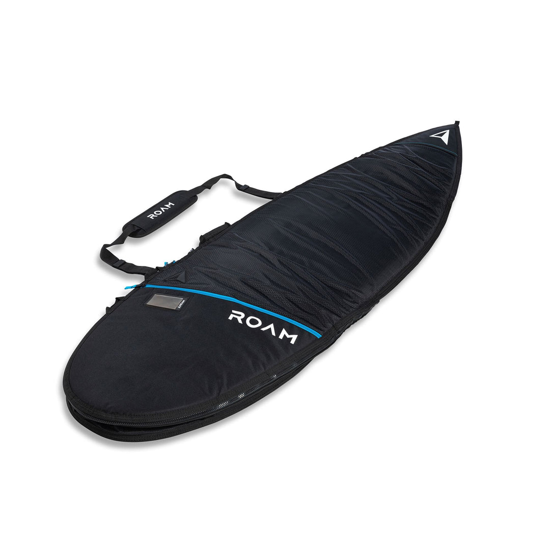 Die ROAM Boardbag Surfboard Tech Bag Short - PLUS von Roam ist schwarz mit einem blauen Akzentstreifen, "ROAM" in weiß, 10mm gepolstertem Schutz, gepolstertem Schultergurt, strapazierfähigem 420D Material, Reißverschluss und verstärkter Nase für zusätzliche Sicherheit.