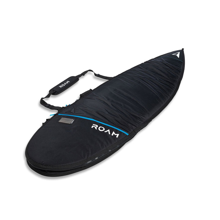 Die ROAM Boardbag Surfboard Tech Bag Short - PLUS von Roam ist schwarz mit einem blauen Akzentstreifen, "ROAM" in weiß, 10mm gepolstertem Schutz, gepolstertem Schultergurt, strapazierfähigem 420D Material, Reißverschluss und verstärkter Nase für zusätzliche Sicherheit.