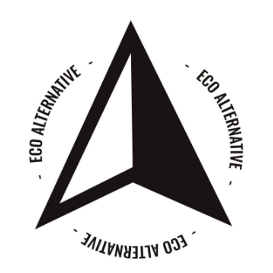 Ein schwarzer geometrischer Pfeil innerhalb eines Kreises mit dem dreimal wiederholten Schriftzug ECO ALTERNATIVE" (aufrecht, rechts, auf dem Kopf stehend), der auf die Roam ROAM Surfboard Socke ECO Hybrid Fish verweist - eine umweltfreundliche, recycelte Surfboardhülle.