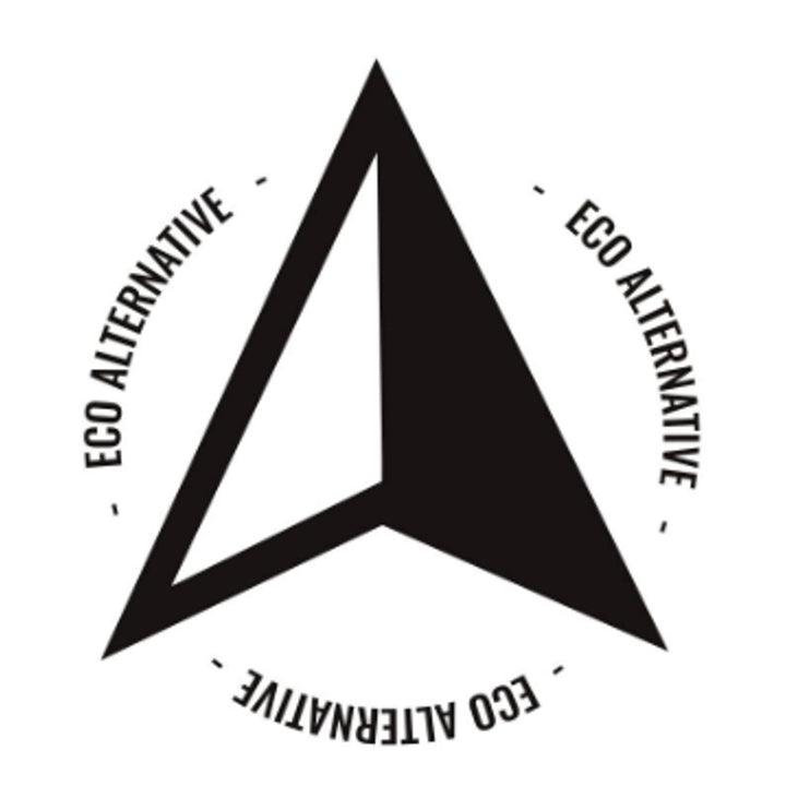 Ein schwarzer geometrischer Pfeil innerhalb eines Kreises mit dem dreimal wiederholten Schriftzug ECO ALTERNATIVE" (aufrecht, rechts, auf dem Kopf stehend), der auf die Roam ROAM Surfboard Socke ECO Hybrid Fish verweist - eine umweltfreundliche, recycelte Surfboardhülle.