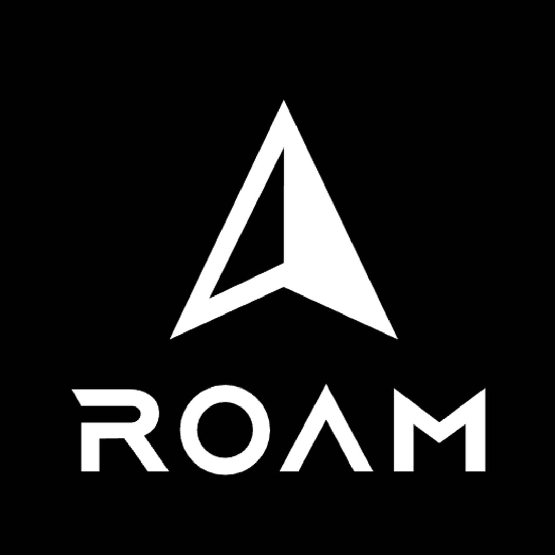 Eine weiße stilisierte Pfeilspitze über "ROAM" in fetten Buchstaben auf Schwarz - ideal für Fans der ROAM Surfboard Socke ECO Hybrid Fish oder für alle, die Premium-Boardschutz von Roam suchen.