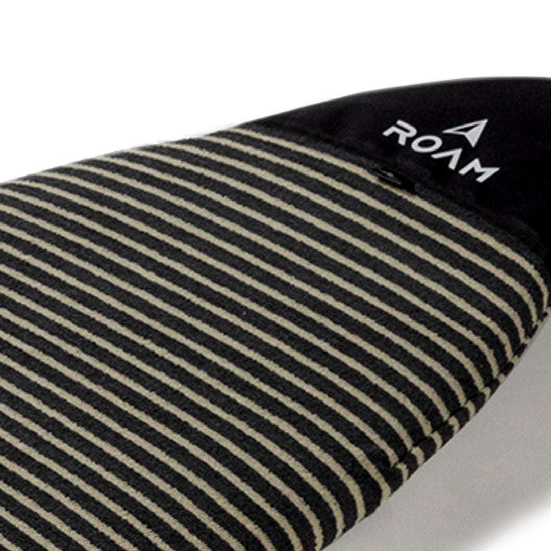 Nahaufnahme eines Surfbretts mit der ROAM Surfboard Socke ECO Hybrid Fish von Roam in schwarz-weiß gestreift, mit dem ROAM-Namen und dem Dreieckslogo am oberen Rand dieser stilvollen Boardhülle.