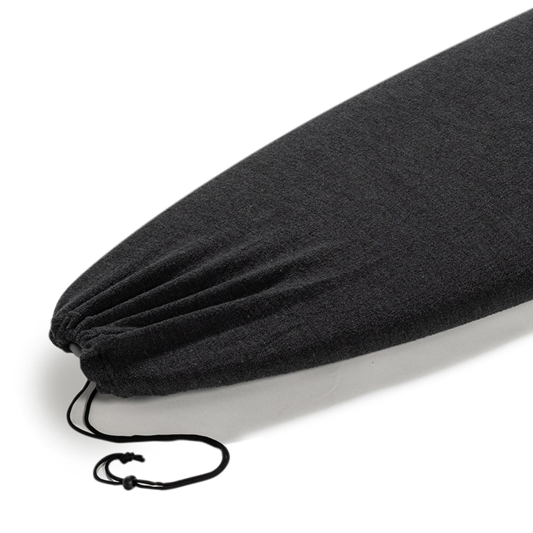 Eine Nahaufnahme der Nose eines Surfbretts, das von der ROAM Surfboard Socke ECO Hybrid Fish von Roam geschützt wird. Die schwarze Hülle mit Kordelzugverschluss bietet Boardschutz und ist aus handtuchähnlichem Material gefertigt.