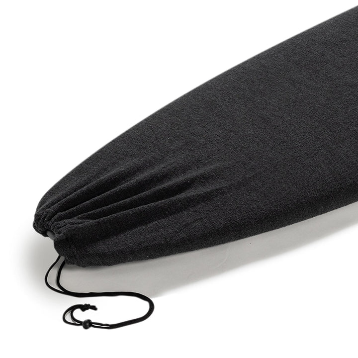 Eine Nahaufnahme der Nose eines Surfbretts, das von der ROAM Surfboard Socke ECO Hybrid Fish von Roam geschützt wird. Die schwarze Hülle mit Kordelzugverschluss bietet Boardschutz und ist aus handtuchähnlichem Material gefertigt.