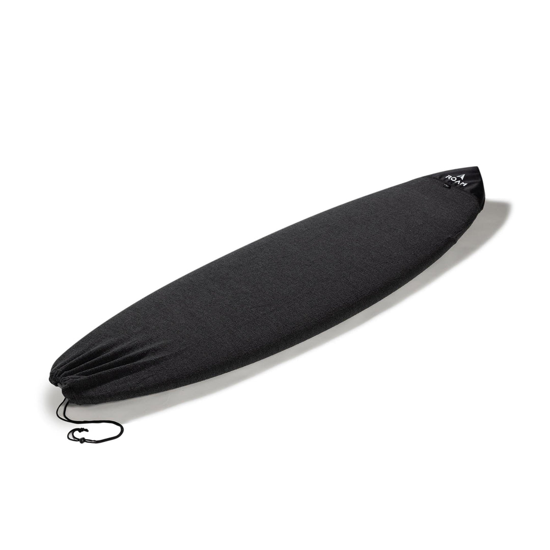 Die Roam ROAM Surfboard Socke ECO Hybrid Fish in schwarz liegt auf weißem Grund und verfügt über einen Kordelzugverschluss, ein kleines Logo-Tag in der Nähe der Spitze und ein gepolstertes Nose-Pad für zusätzlichen Schutz.