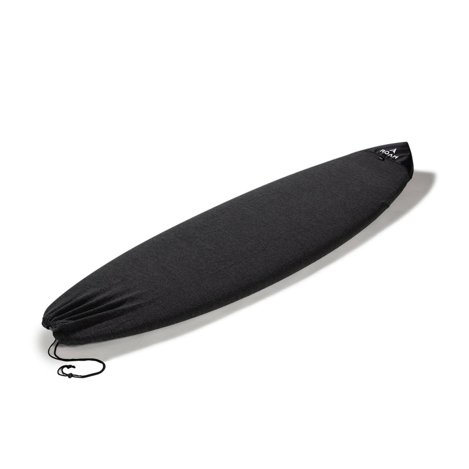 Die Roam ROAM Surfboard Socke ECO Hybrid Fish in schwarz liegt auf weißem Grund und verfügt über einen Kordelzugverschluss, ein kleines Logo-Tag in der Nähe der Spitze und ein gepolstertes Nose-Pad für zusätzlichen Schutz.