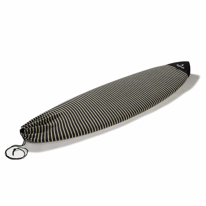 Die Roam Surfboard Socke ECO Hybrid Fish ist ein schwarz-beige gestreiftes Board mit Kordelzugverschluss am Heck, gepolstertem Nosepad, schwarzer Spitze mit weißem Logo und einer angebrachten Leash.