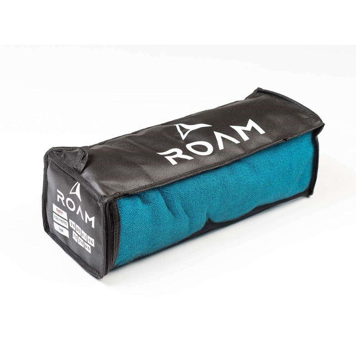 Eine rechteckige, blaugrüne und schwarze Roam Surfboard Socke Hybrid Fischtasche mit Reißverschluss oben und verstärkte Ecken, auf einem weißen Hintergrund gezeigt. Verfügt über Roam-Logos und ein gepolstertes Nose-Pad für zusätzlichen Schutz.
