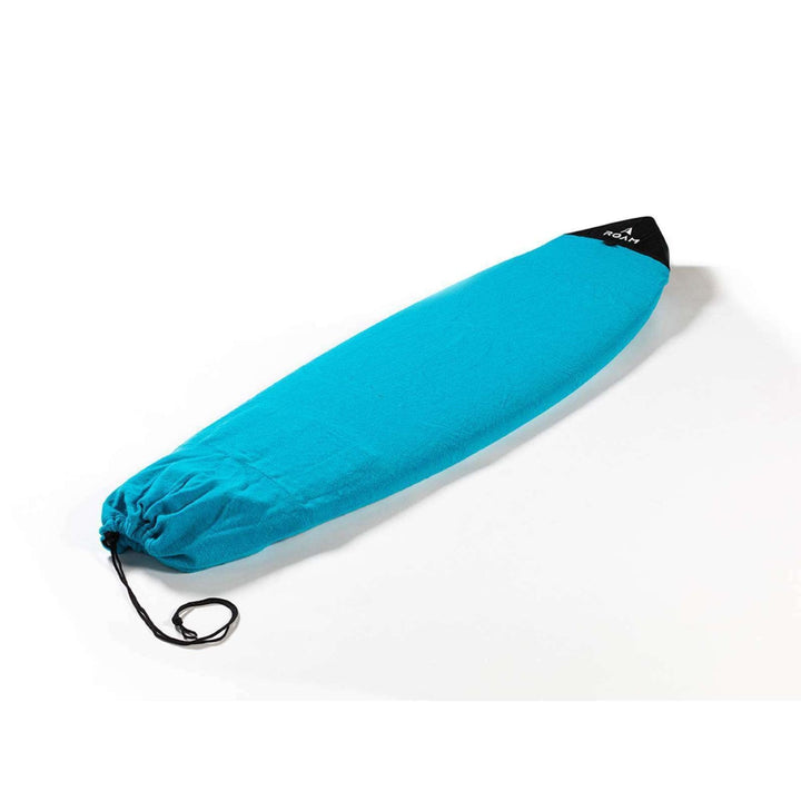 Ein Surfbrett mit einem leuchtend blauen ROAM Surfboard Socke Hybrid Fish von Roam, mit einer schwarzen verstärkten Spitze und einem Kordelzug am Heck, auf einem schlichten weißen Hintergrund.