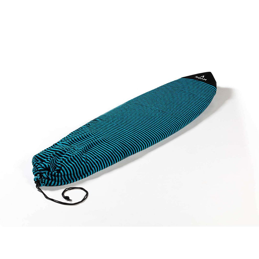 Ein Roam Surfboard Socke Hybrid Fish in blauen und schwarzen Streifen bedeckt ein Surfbrett. Ein Kordelzug am Heck bietet zusätzlichen Schutz, und das Brett ruht auf einer schlichten weißen Oberfläche.