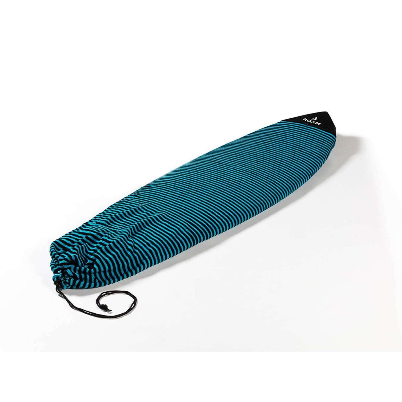 Ein Roam Surfboard Socke Hybrid Fish in blauen und schwarzen Streifen bedeckt ein Surfbrett. Ein Kordelzug am Heck bietet zusätzlichen Schutz, und das Brett ruht auf einer schlichten weißen Oberfläche.