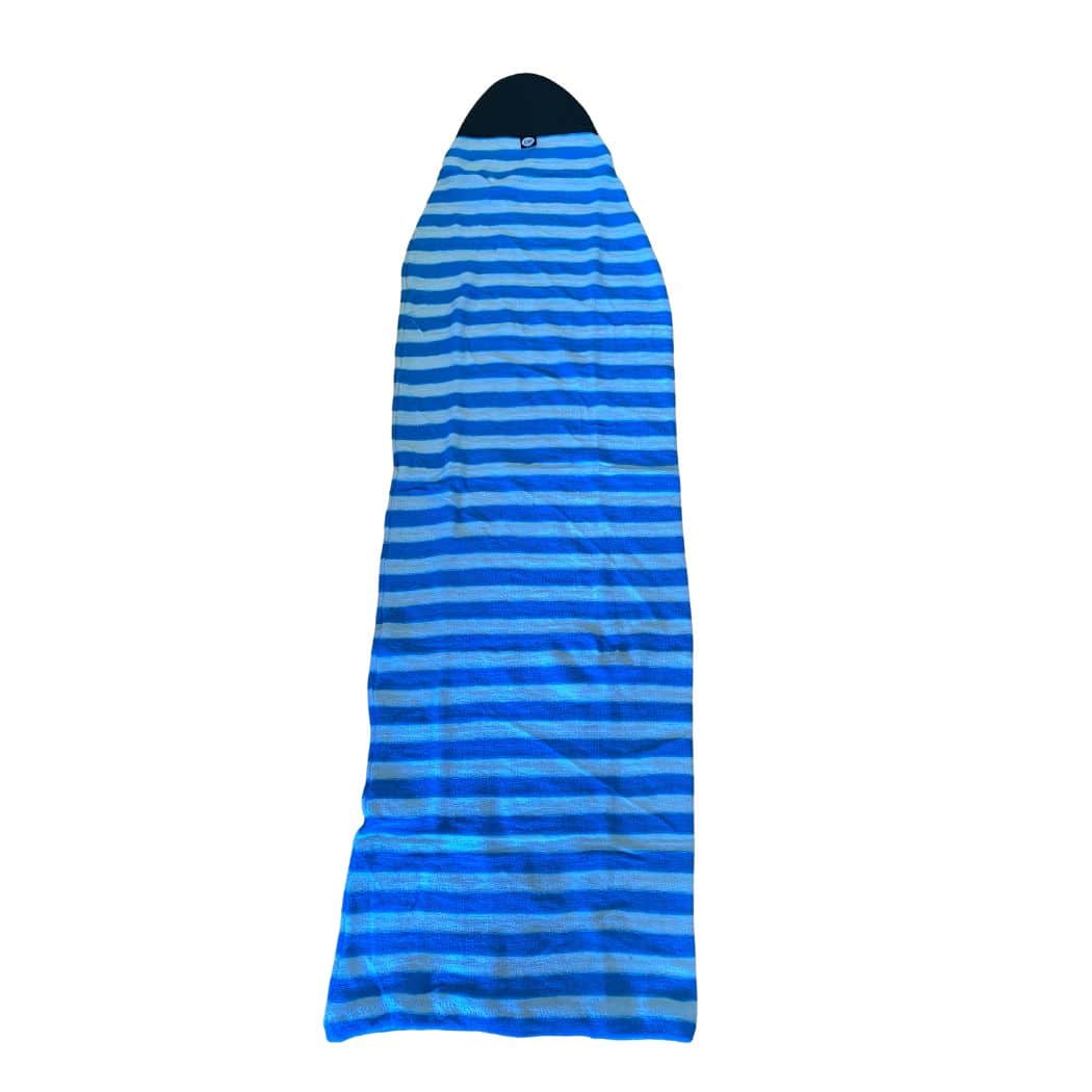Das blau-weiß gestreifte Handtuch Surfboard Socke von Rapid Surf Shop hat die Form eines Surfbretts mit einem abgerundeten schwarzen Ende. Es liegt flach auf einem weißen Hintergrund und ist von klassischen Surfboard Socke Designs inspiriert.