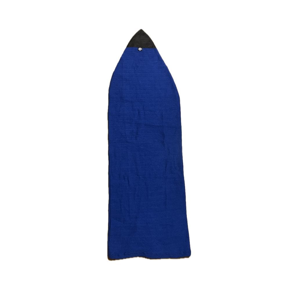 Eine blaue, längliche Surfboard-Socke aus Stoff von Rapid Surf Shop mit einer schwarzen, dreieckigen Spitze und einem Druckknopf aus Metall in der Nähe des oberen Endes, perfekt für den Schutz des Surfbretts, auf weißem Hintergrund.