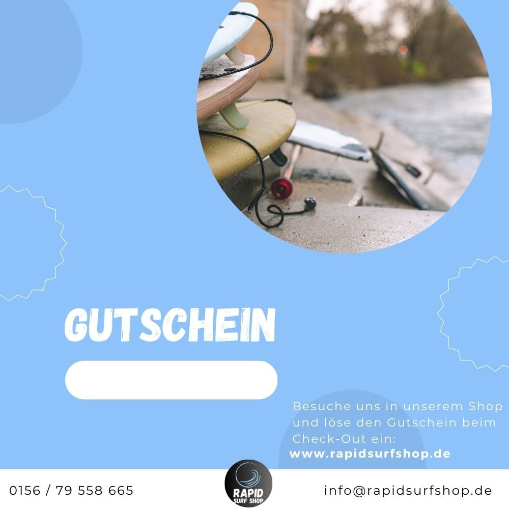 Eine Nahaufnahme eines Werbebildes für Rapid Surf Shop zeigt Surfbretter am Wasser. Der Text zeigt "Surfshop Gutschein (print@home)" - das ideale Last-Minute-Geschenk - zusammen mit Kontaktinformationen und der Website auf blauem Hintergrund.