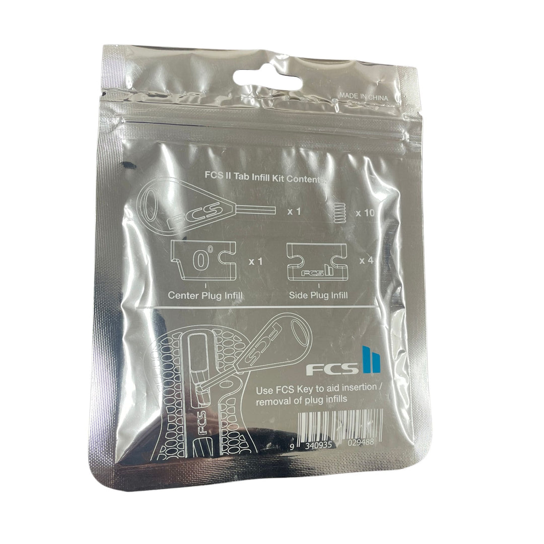 Eine silberne, wiederverschließbare Verpackung mit der Aufschrift FCS - Tab Infill Kit by FCS enthält 1 Mittelstöpselfüllung, 4 Seitenstöpselfüllungen und 10 Schrauben - perfekt für die Anpassung von FCS I Flossen an FCS II Flossenkästen. Auf der Vorderseite sind die einzelnen Artikel mit einfachen Strichen abgebildet.