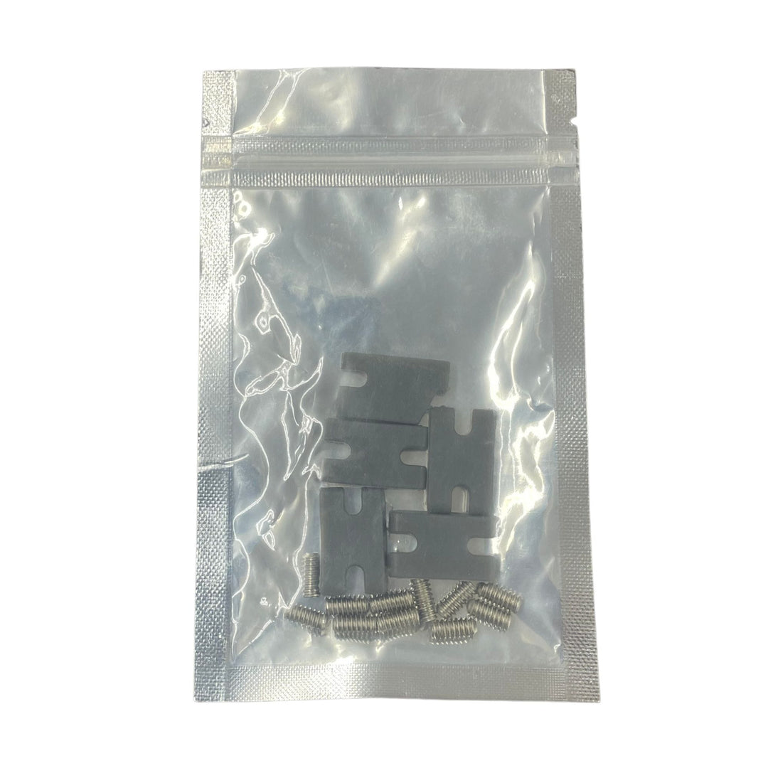 Ein transparenter, wiederverschließbarer Plastikbeutel mit Metallklingen und Spiralfedern aus dem Rapid Surf Shop Tab Infill Kit für FCS II Finboxen, dargestellt auf weißem Hintergrund.