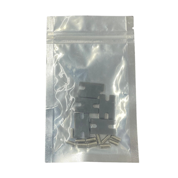Ein transparenter, wiederverschließbarer Plastikbeutel mit Metallklingen und Spiralfedern aus dem Rapid Surf Shop Tab Infill Kit für FCS II Finboxen, dargestellt auf weißem Hintergrund.