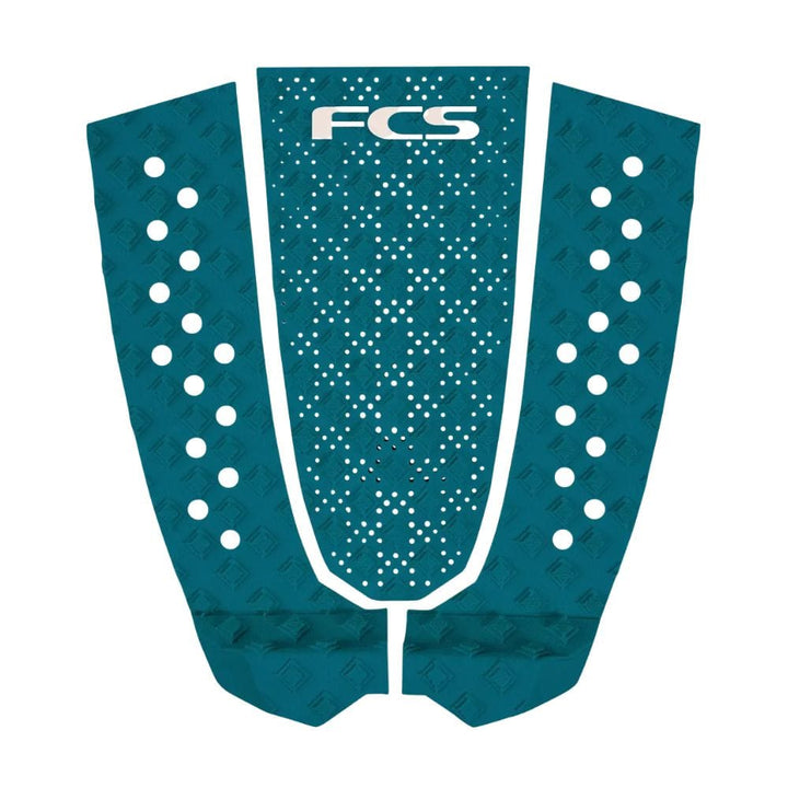Das FCS T-3 Tailpad Eco Tidal Teal verfügt über ein dreiteiliges Design mit Diamantstruktur und runden Löchern, das weiße FCS-Logo oben in der Mitte und ist aus nachhaltigem Zuckerrohr-Bioschaum für umweltfreundlichen Surfboard-Grip hergestellt.