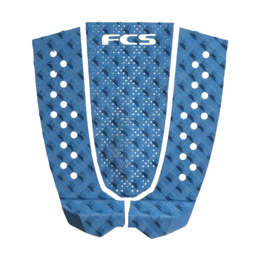 Das FCS Tailpad T-3 Eco Pacific ist ein blaues, dreiteiliges Surfboard-Traktionspad mit Rautentextur, mehreren Grifflöchern und einem weißen FCS-Logo auf der Oberseite. Hergestellt aus nachhaltigem Zuckerrohr-Bioschaum für umweltfreundliches Surfen.