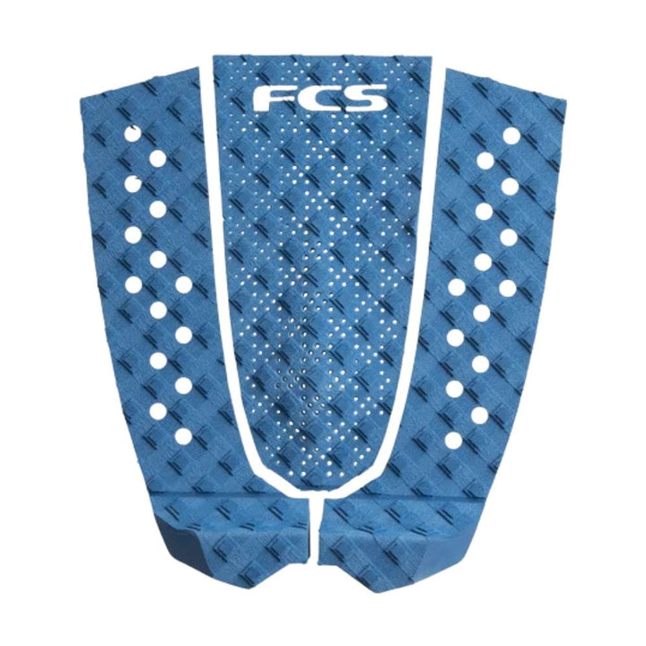 Das FCS Tailpad T-3 Eco Pacific ist ein blaues, dreiteiliges Surfboard-Traktionspad mit Rautentextur, mehreren Grifflöchern und einem weißen FCS-Logo auf der Oberseite. Hergestellt aus nachhaltigem Zuckerrohr-Bioschaum für umweltfreundliches Surfen.