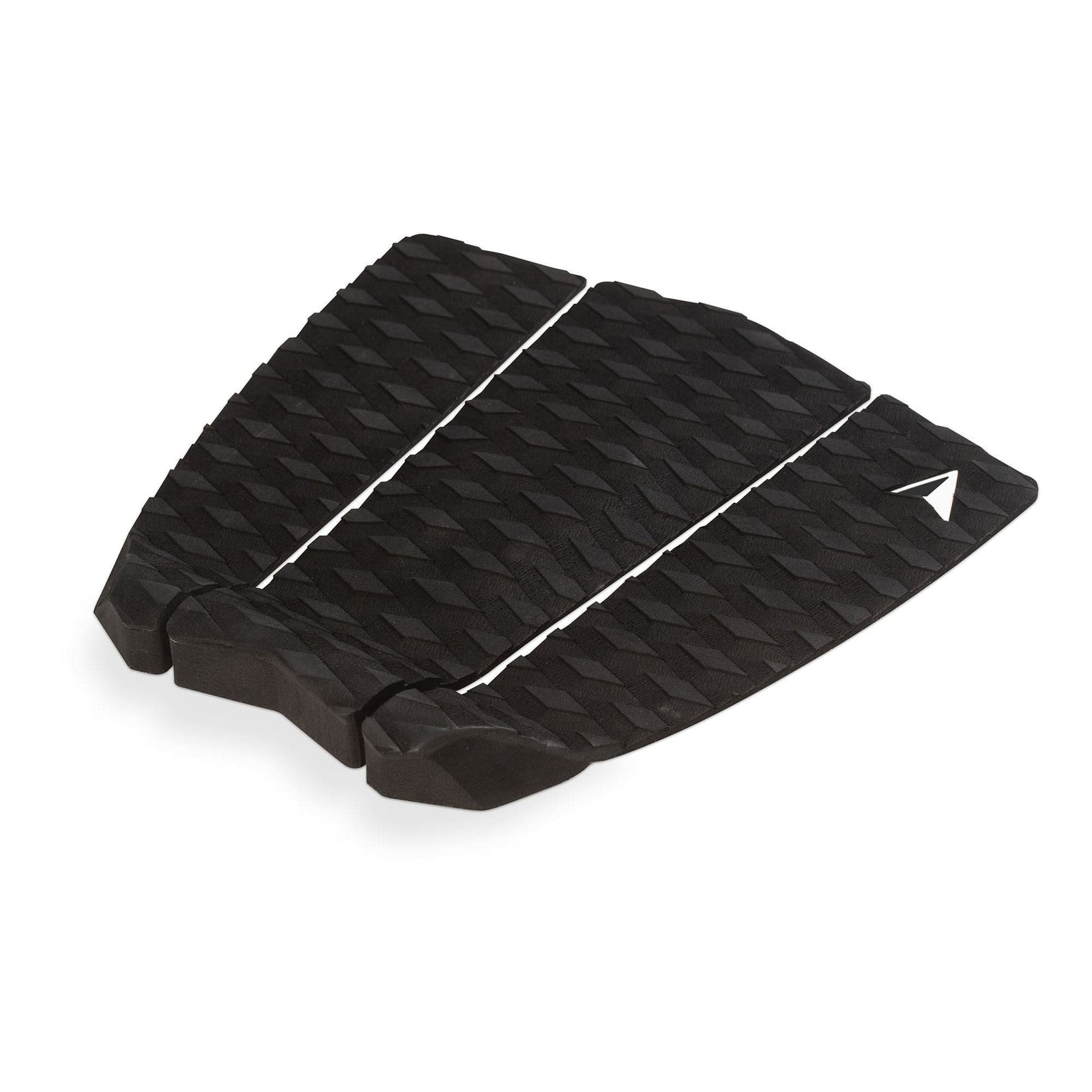 Das ROAM Footpad ECO Algae Traction Pad 3-tlg Schwarz von Roam ist ein schwarzes, dreiteiliges Surfboardpad aus Algenschaum mit einem strukturierten Rautenmuster und einem kleinen weißen Pfeil-Logo in der Ecke.