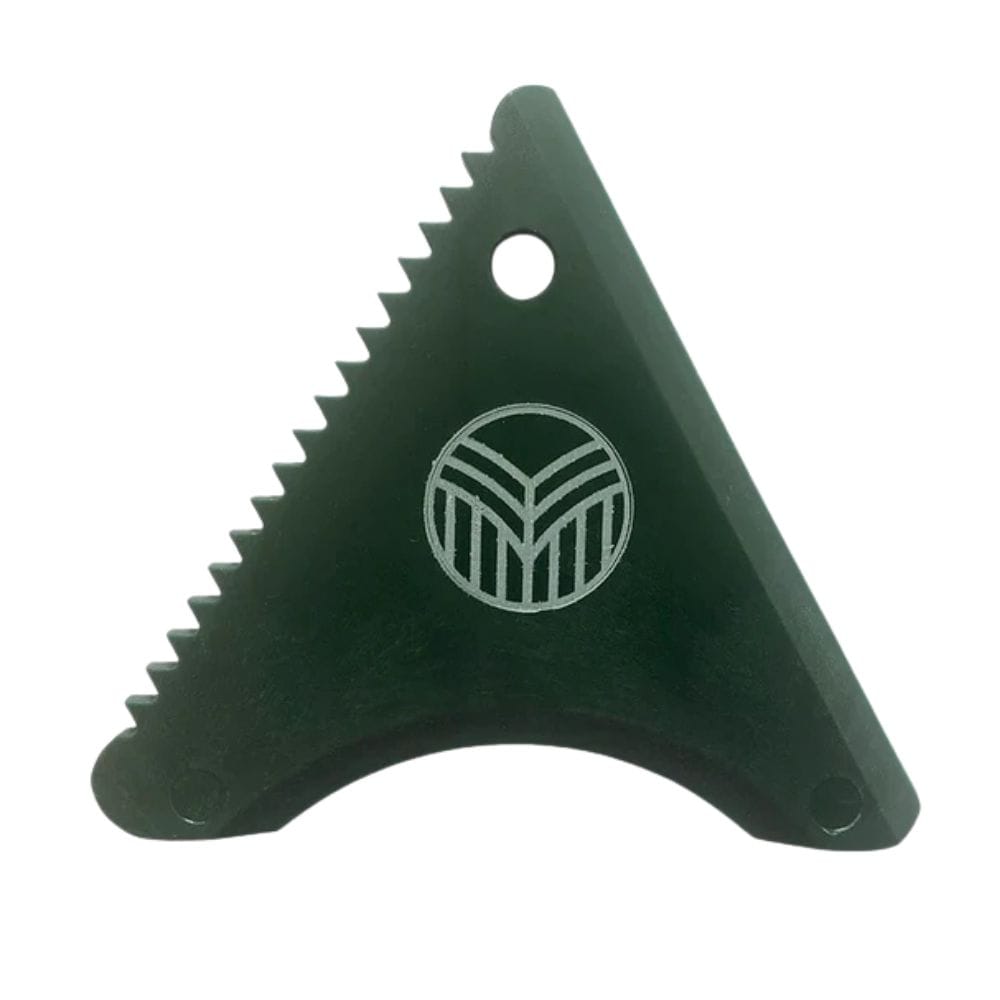 Der Rebel Fin - Wachskamm von Sex Wax ist ein dreieckiger Wachskamm aus Metall mit zwei runden Löchern, einer gezackten Kante und einem weißen, runden Logo mit eingraviertem M und V. Er wird nachhaltig aus recycelten Fischernetzen hergestellt.