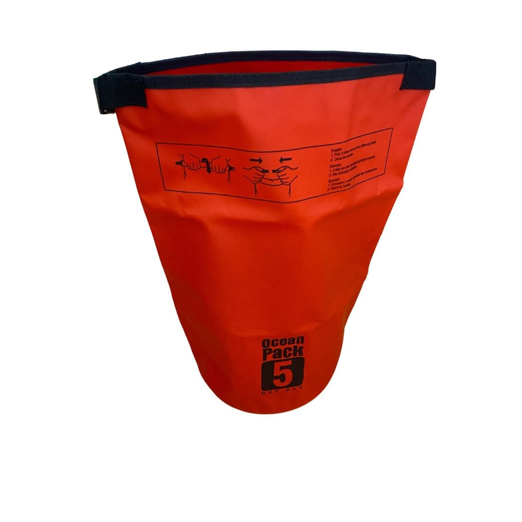 Ein roter wasserdichter Dry Bag von Rapid Surf Shop mit schwarzer Zierleiste steht aufrecht. Auf dem Beutel sind einfache Anweisungen zum Verschließen und Abdichten mit schwarzen Linien aufgedruckt - perfekt für jede Surferausrüstung.