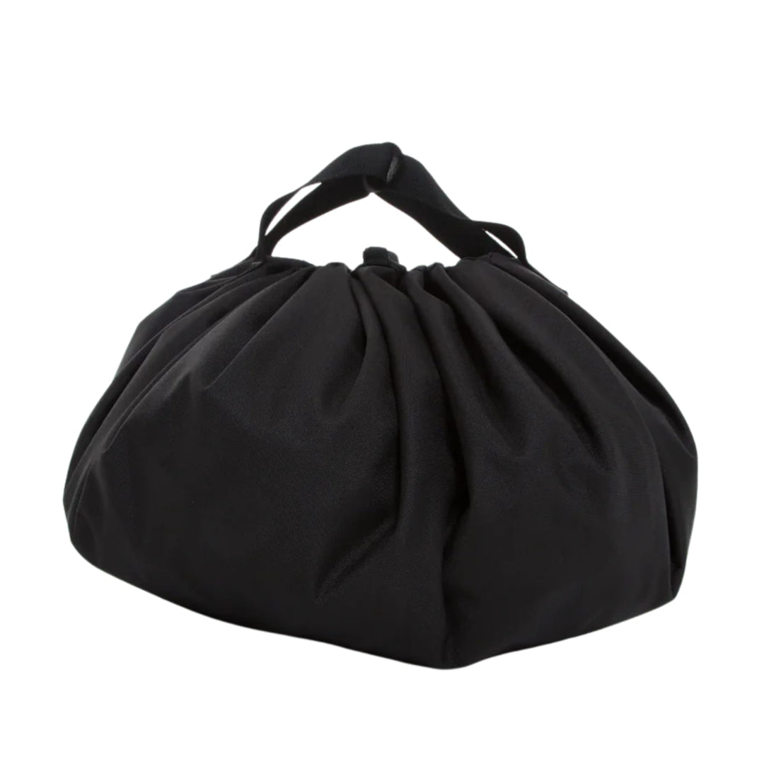 Die FCS - Change Mat ist eine schwarze Stofftasche von FCS mit einem Kordelzugverschluss und einem kurzen Griff oben, ideal für die Aufbewahrung von Neoprenanzügen. Es ist hier vor einem weißen Hintergrund abgebildet.