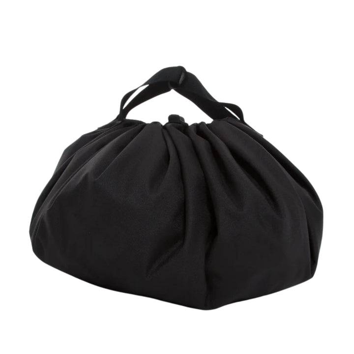 Die FCS - Change Mat ist eine schwarze Stofftasche von FCS mit einem Kordelzugverschluss und einem kurzen Griff oben, ideal für die Aufbewahrung von Neoprenanzügen. Es ist hier vor einem weißen Hintergrund abgebildet.