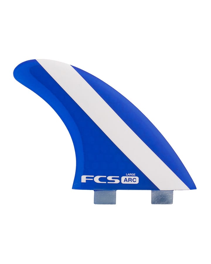 Das FCS 1 ARC Tri Fin Set besteht aus einer blauen Surfboard-Finne mit weißem Diagonalstreifen und Performance Core Technology, die auf einem schlichten weißen Hintergrund abgebildet ist.