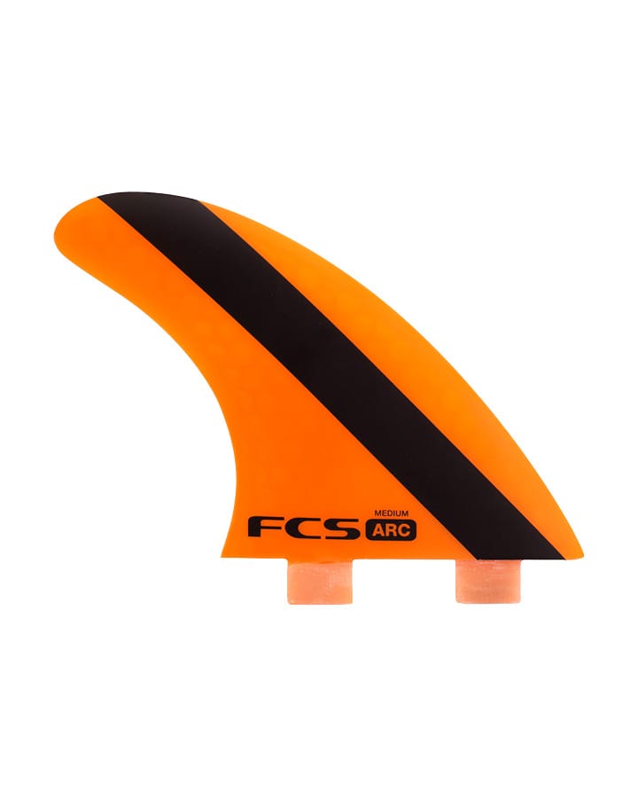 Das FCS 1 ARC Tri Fin Set von FCS besteht aus orangefarbenen Surfboard-Finnen mit schwarzen Diagonalstreifen, zwei Befestigungslaschen und dem Aufdruck "FCS Medium ARG" an der Basis. Es wurde für Tri Fin Setups mit Performance Core Technology entwickelt.