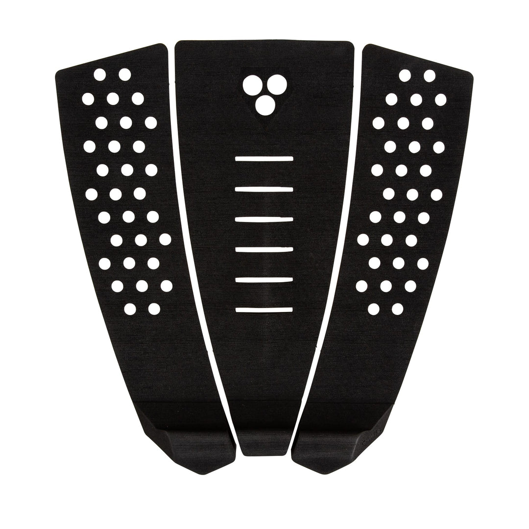 Das Gorilla Grip Skinny Three Tailpad (Black) von Gorilla ist ein dreiteiliges Surfboard-Traktionspad mit einem zentralen Bogen, horizontalen Rillen und mehreren kreisförmigen Löchern an den äußeren Teilen.
